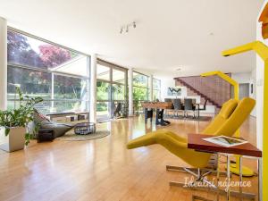 Pronájem atypického bytu, Šestajovice, K Úvozu, 280 m2