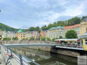 Pronájem obchodního prostoru, Karlovy Vary, Divadelní náměstí, 200 m2