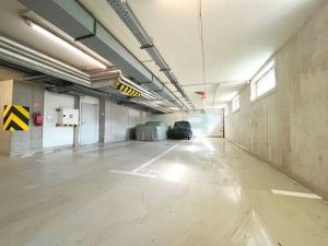 Pronájem garážového stání, Praha - Hlubočepy, Chlupáčova, 40 m2