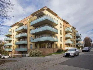 Pronájem garážového stání, Praha - Veleslavín, Na okraji, 12 m2