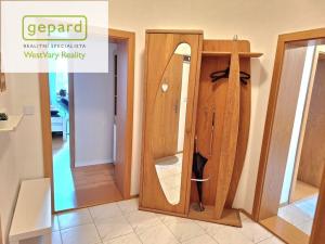 Prodej podílu 50/50 bytu 3+1, Karlovy Vary, Moravská, 77 m2