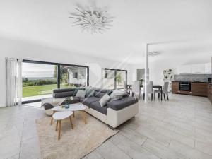 Prodej rodinného domu, Krakovany, 163 m2