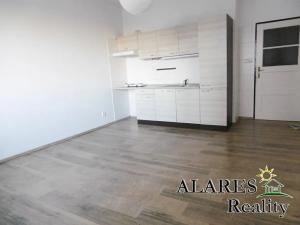 Pronájem bytu 1+kk, Praha - Smíchov, Křížová, 28 m2