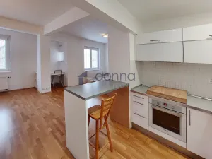 Pronájem bytu 1+kk, Praha, Viklefova, 47 m2