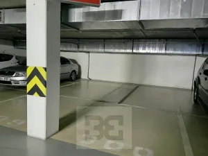 Pronájem garážového stání, Praha - Troja, Hnězdenská, 15 m2