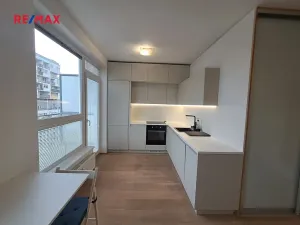 Pronájem bytu 1+kk, Praha - Vysočany, Pod Harfou, 42 m2