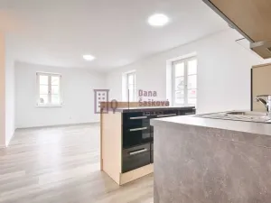 Pronájem bytu 3+kk, Jindřichův Hradec - Jindřichův Hradec I, nám. Míru, 57 m2