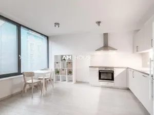 Pronájem bytu 1+kk, Praha - Karlín, Sokolovská, 38 m2