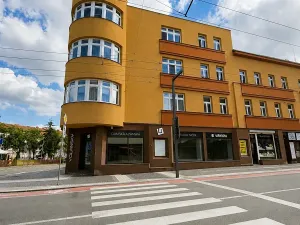Pronájem obchodního prostoru, Hradec Králové, Dukelská třída, 137 m2