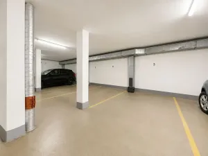 Pronájem garážového stání, Brno, Kristenova, 15 m2