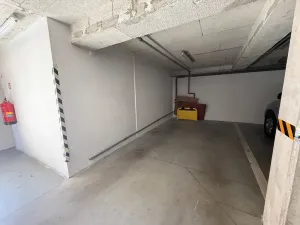 Pronájem garážového stání, Brno, Václavkova, 16 m2