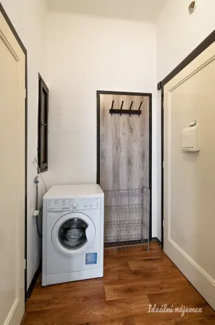 Pronájem bytu 1+kk, Praha - Michle, Adamovská, 25 m2