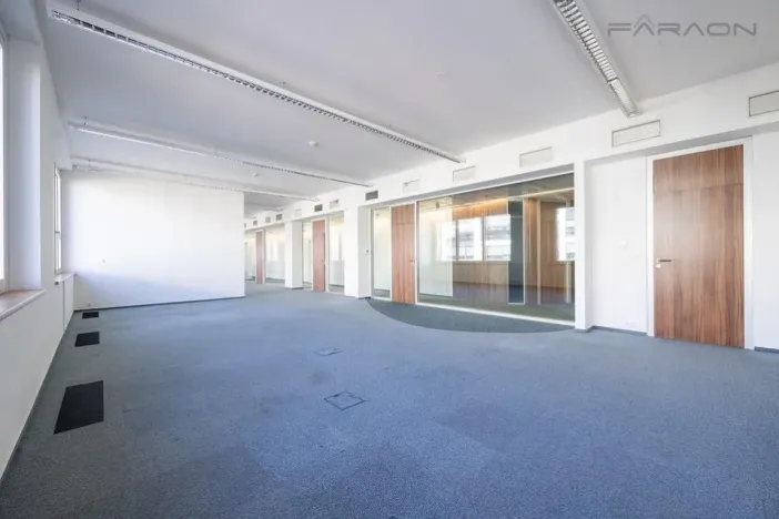 Pronájem kanceláře, Praha - Karlín, Pobřežní, 239 m2