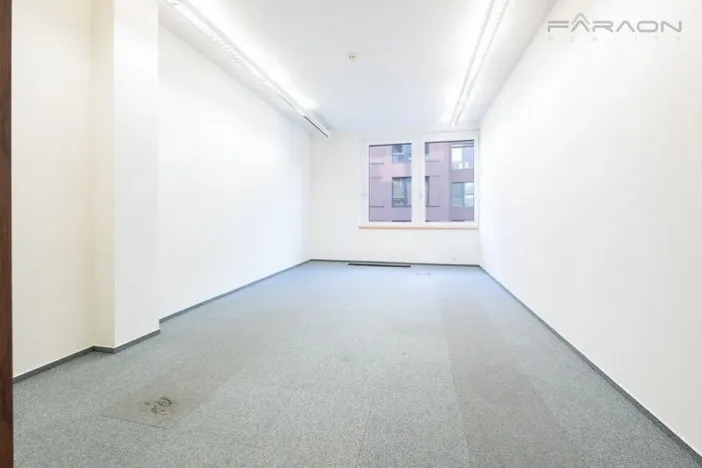 Pronájem kanceláře, Praha - Karlín, Pobřežní, 239 m2
