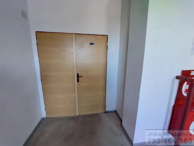 Pronájem skladu, Krnov - Pod Bezručovým vrchem, nám. Minoritů, 10 m2