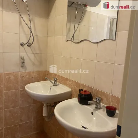 Pronájem bytu 1+kk, Praha - Kobylisy, Zenklova, 19 m2