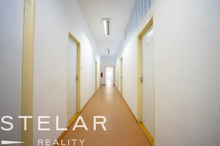 Pronájem kanceláře, Krnov - Pod Bezručovým vrchem, Revoluční, 328 m2