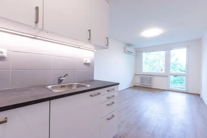 Pronájem bytu 2+kk, Praha - Kobylisy, Mirovická, 39 m2