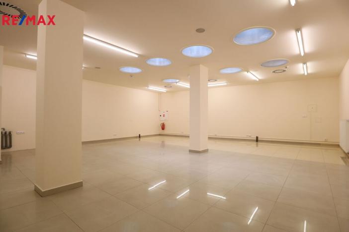 Pronájem komerční nemovitosti, Karlovy Vary, Divadelní náměstí, 100 m2