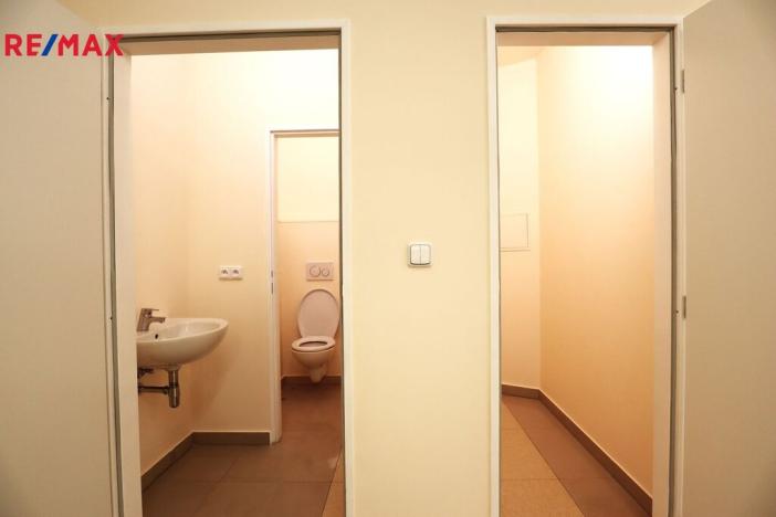 Pronájem komerční nemovitosti, Karlovy Vary, Divadelní náměstí, 100 m2