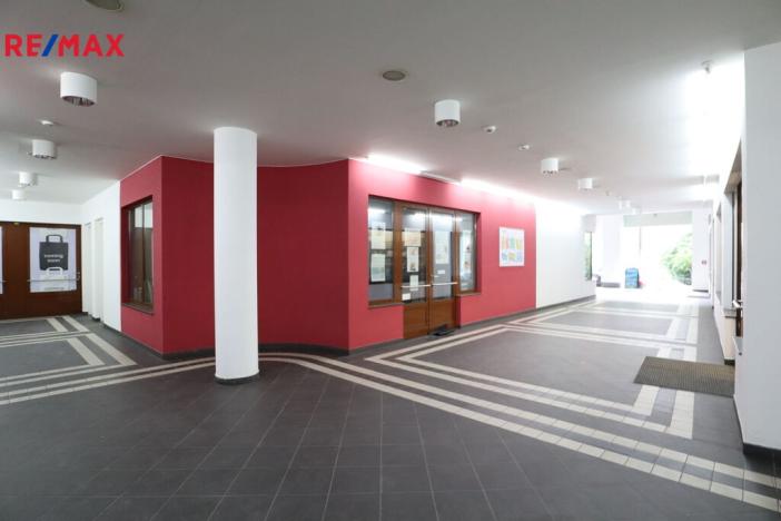 Pronájem komerční nemovitosti, Karlovy Vary, Divadelní náměstí, 100 m2