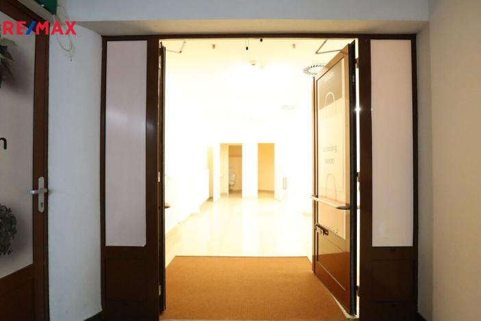 Pronájem komerční nemovitosti, Karlovy Vary, Divadelní náměstí, 100 m2