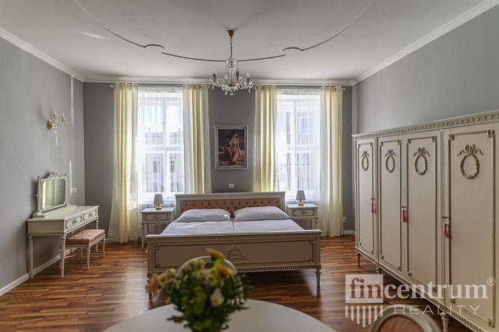 Prodej historického objektu, Telč, náměstí Zachariáše z Hradce, 800 m2