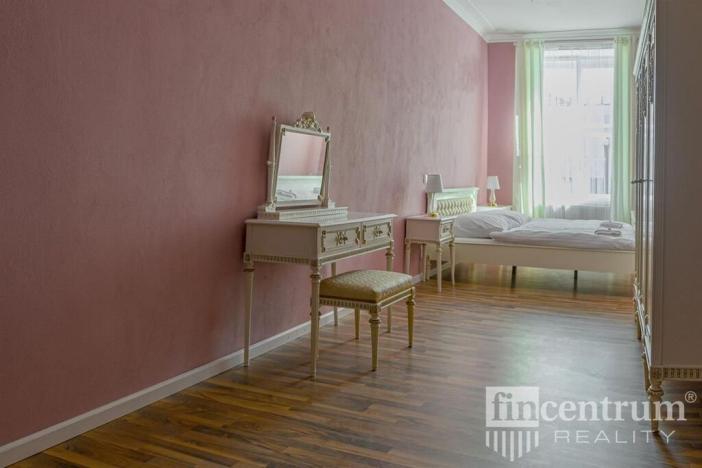 Prodej historického objektu, Telč, náměstí Zachariáše z Hradce, 800 m2