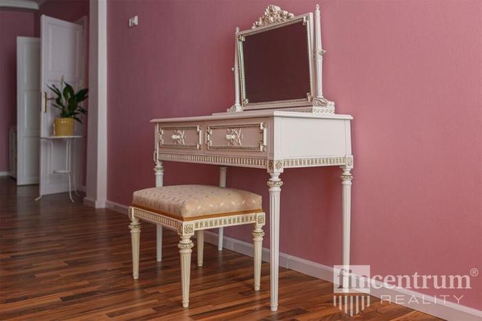 Prodej historického objektu, Telč, náměstí Zachariáše z Hradce, 800 m2