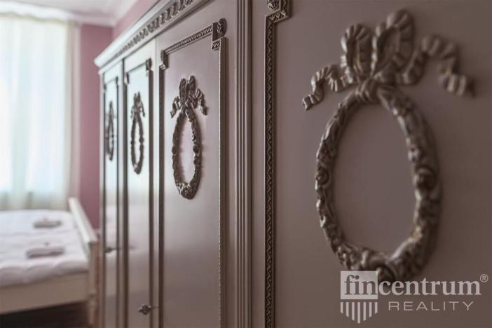 Prodej historického objektu, Telč, náměstí Zachariáše z Hradce, 800 m2