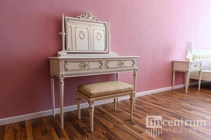 Prodej historického objektu, Telč, náměstí Zachariáše z Hradce, 800 m2