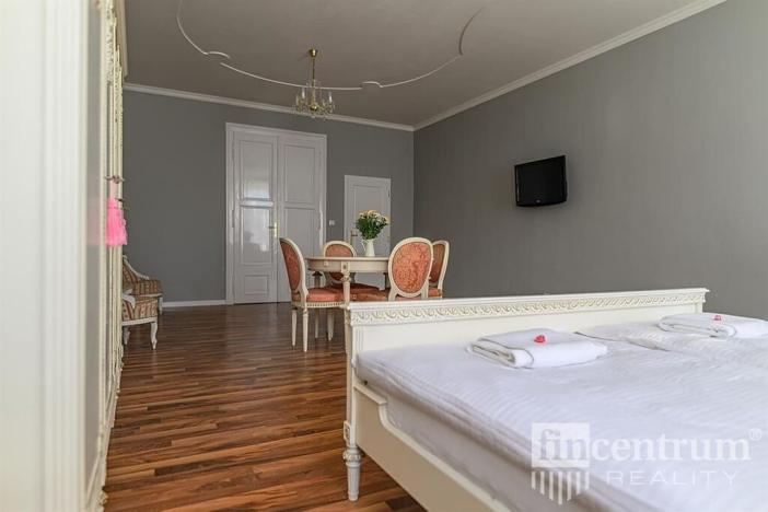 Prodej historického objektu, Telč, náměstí Zachariáše z Hradce, 800 m2