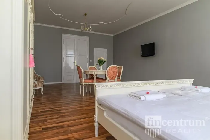 Prodej historického objektu, Telč, náměstí Zachariáše z Hradce, 800 m2