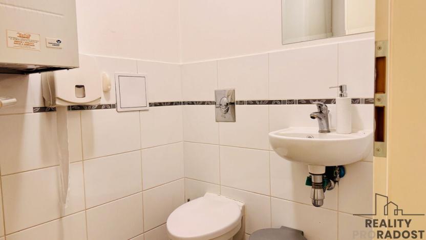 Prodej obchodního prostoru, Praha - Žižkov, Jeseniova, 107 m2