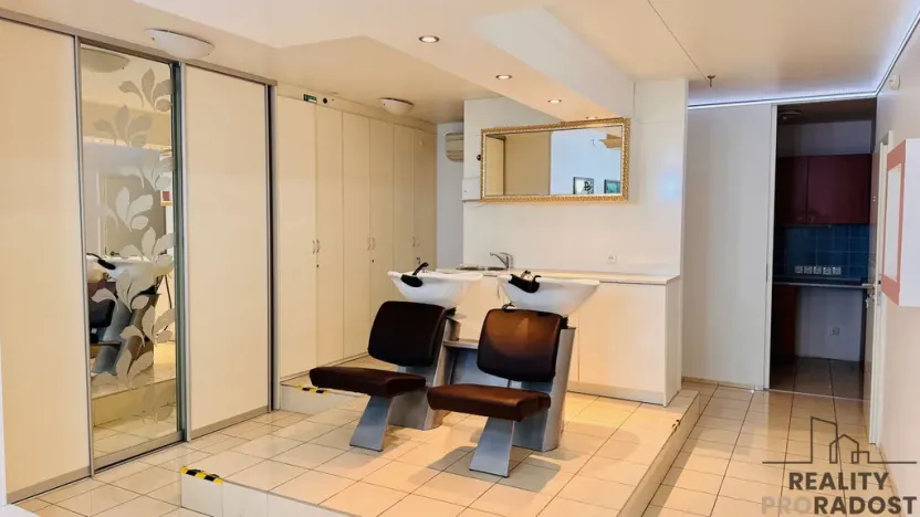 Prodej obchodního prostoru, Praha - Žižkov, Jeseniova, 107 m2