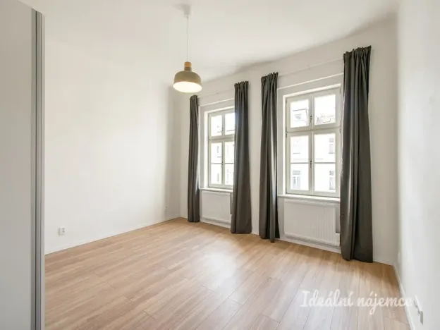 Pronájem bytu 1+1, Praha - Karlín, Hybešova, 33 m2