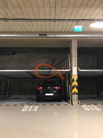 Pronájem garáže, Praha - Žižkov, V domově, 14 m2