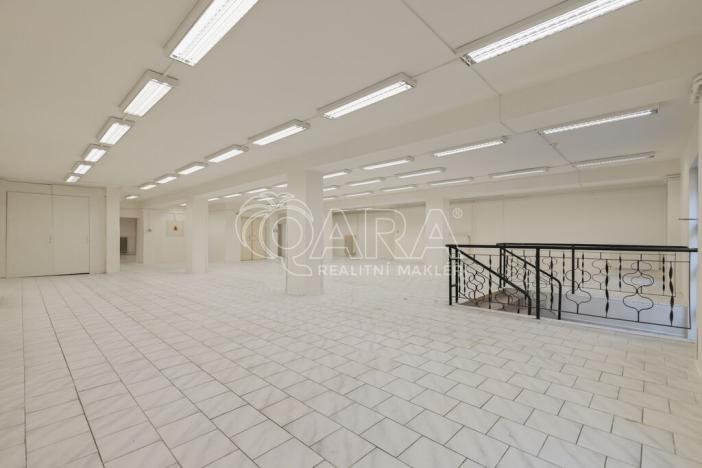 Pronájem obchodního prostoru, Nový Jičín, Masarykovo nám., 500 m2
