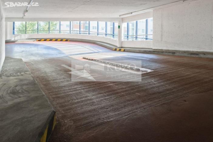 Pronájem garážového stání, Praha - Vysočany, Pešlova, 12 m2