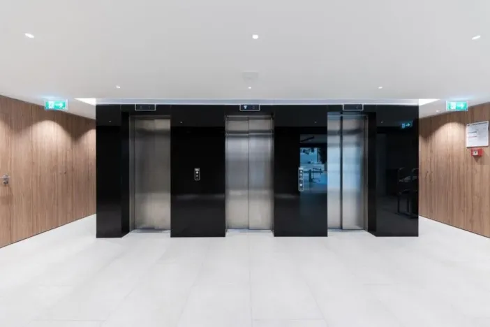 Pronájem kanceláře, Praha - Karlín, Pobřežní, 1059 m2