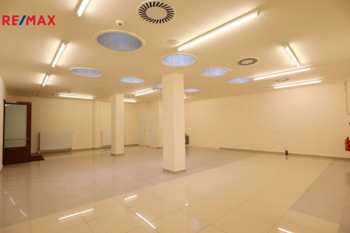 Prodej obchodního prostoru, Karlovy Vary, Divadelní náměstí, 100 m2