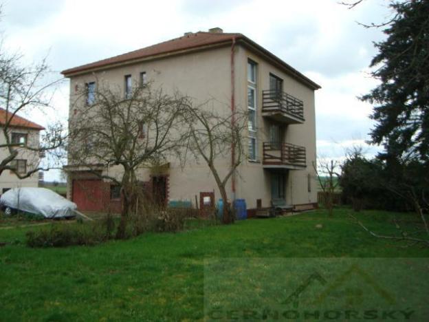 Prodej rodinného domu, Kněževes, 400 m2