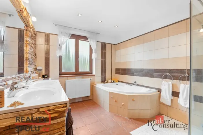 Prodej rodinného domu, Veleň, U studánky, 184 m2