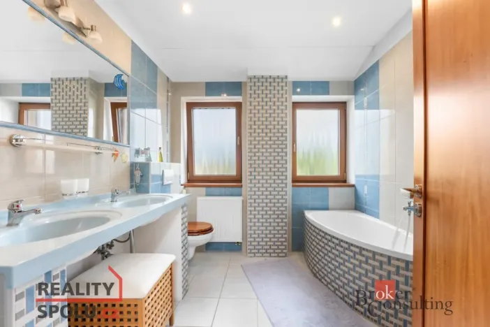 Prodej rodinného domu, Veleň, U studánky, 184 m2