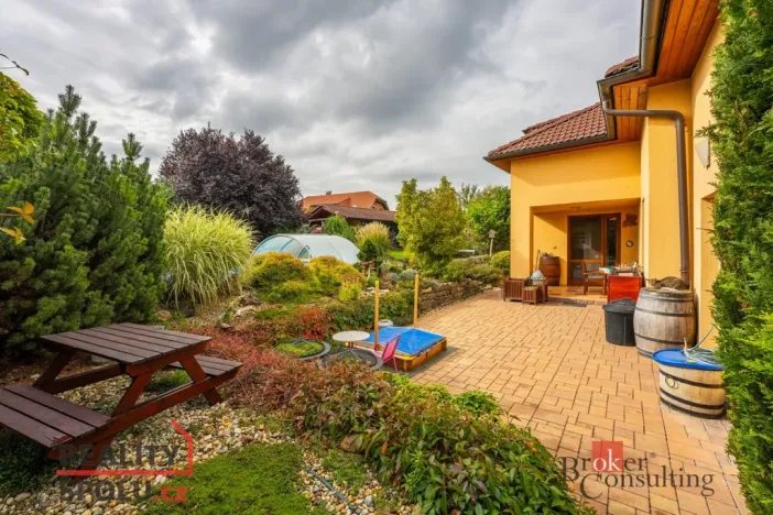 Prodej rodinného domu, Veleň, U studánky, 184 m2