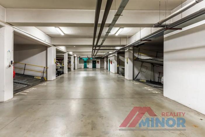 Pronájem garážového stání, Praha - Libeň, Na žertvách, 13 m2