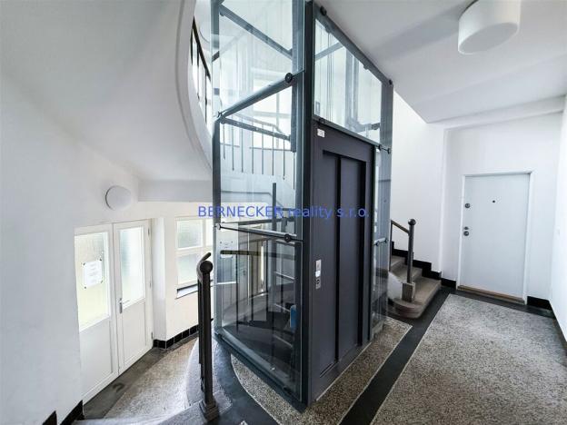 Pronájem kanceláře, Hradec Králové, třída Karla IV., 240 m2