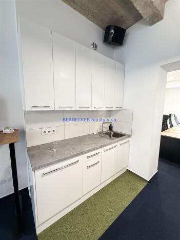 Pronájem kanceláře, Hradec Králové, třída Karla IV., 240 m2