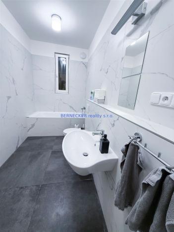 Pronájem kanceláře, Hradec Králové, třída Karla IV., 240 m2