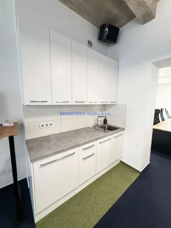 Pronájem kanceláře, Hradec Králové, třída Karla IV., 240 m2